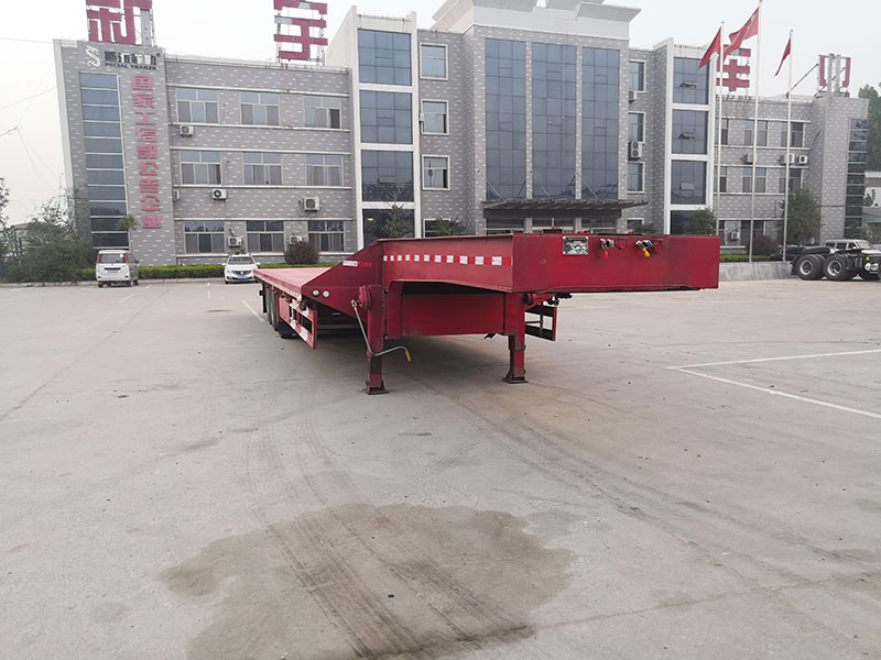 半掛低平板運(yùn)輸車(chē)